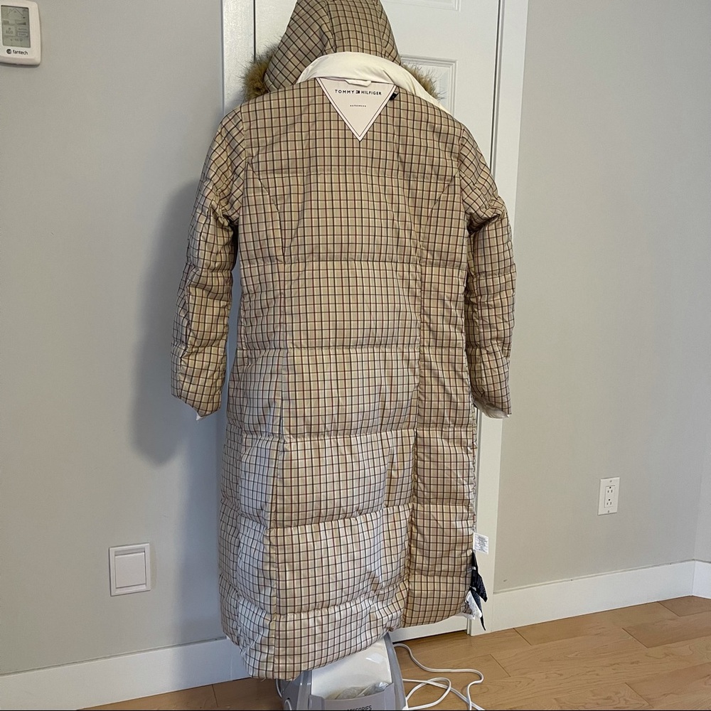 Tommy Hilfiger long puffer jacket. - Picture 7 of 10